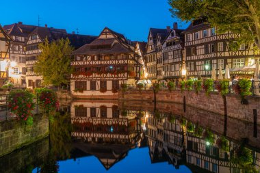 Almanya 'da Strazburg' da Petite France ilinde renkli evlerin günbatımı manzarası