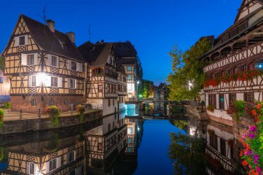 Almanya 'da Strazburg' da Petite France ilinde renkli evlerin günbatımı manzarası