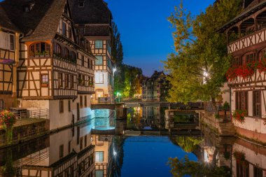 Almanya 'da Strazburg' da Petite France ilinde renkli evlerin günbatımı manzarası