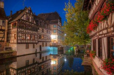 Almanya 'da Strazburg' da Petite France ilinde renkli evlerin günbatımı manzarası