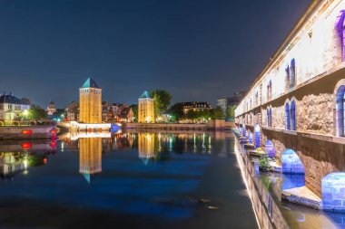 Fransa 'da Strazburg' da Ponts Couverts ve Barrage Vauban 'ın gün batımı manzarası