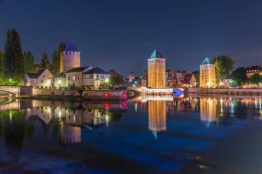 Fransa 'daki Strasbourg' da Ponts Couverts 'ün günbatımı görünümü