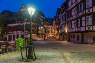 Almanya 'da Strazburg' da Petite France ilinde renkli evlerin günbatımı manzarası
