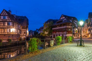 Almanya 'nın Strazburg eyaletinde Petite France ilinde renkli evlerin gün doğumu manzarası
