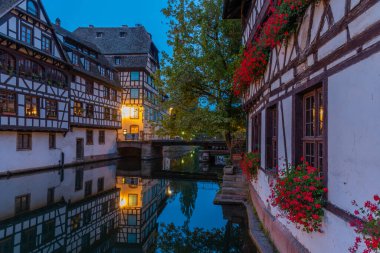 Almanya 'nın Strazburg eyaletinde Petite France ilinde renkli evlerin gün doğumu manzarası