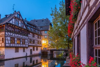 Almanya 'nın Strazburg eyaletinde Petite France ilinde renkli evlerin gün doğumu manzarası