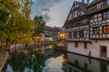Almanya 'nın Strazburg eyaletinde Petite France ilinde renkli evlerin gün doğumu manzarası