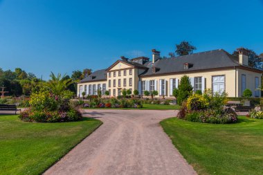 Fransa 'nın Strazburg kentindeki Parc de l' Orangerie 'deki turuncu bina.