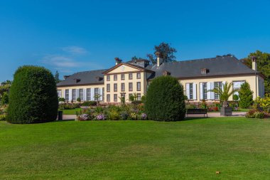 Fransa 'nın Strazburg kentindeki Parc de l' Orangerie 'deki turuncu bina.
