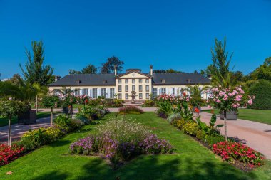 Fransa 'nın Strazburg kentindeki Parc de l' Orangerie 'deki turuncu bina.