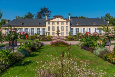 Fransa 'nın Strazburg kentindeki Parc de l' Orangerie 'deki turuncu bina.