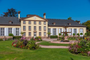 Fransa 'nın Strazburg kentindeki Parc de l' Orangerie 'deki turuncu bina.