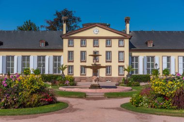Fransa 'nın Strazburg kentindeki Parc de l' Orangerie 'deki turuncu bina.
