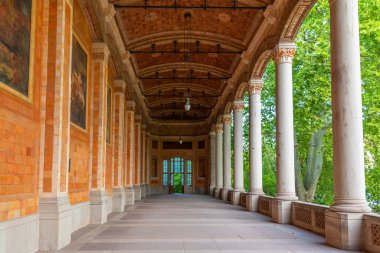 Alman spa kasabası Baden Baden 'deki Trinkhalle binası.