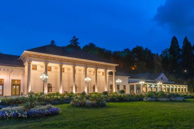 Alman spa kasabası Baden Baden 'de Kurhaus' un günbatımı manzarası