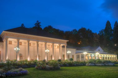 Alman spa kasabası Baden Baden 'de Kurhaus' un günbatımı manzarası