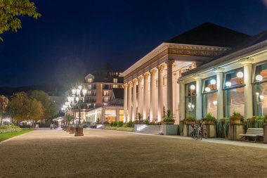 Alman spa kasabası Baden Baden 'deki Trinkhalle binasının günbatımı manzarası
