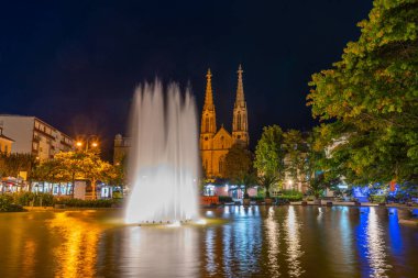 Almanya 'da Baden Baden' in merkezindeki Evanjelik Kilisesi 'nin gece görüşü