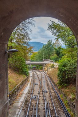 Merkurbergbahn füniküleri Almanya 'nın Baden Baden kentindeki Merkurberg Tepesi' ne gidiyor.