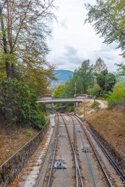 Merkurbergbahn füniküleri Almanya 'nın Baden Baden kentindeki Merkurberg Tepesi' ne gidiyor.