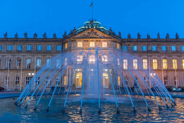 Almanya 'nın Stuttgart kentindeki yeni sarayın günbatımı manzarası