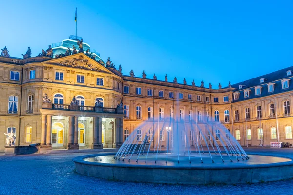 Almanya 'nın Stuttgart kentindeki yeni sarayın gün doğumu manzarası