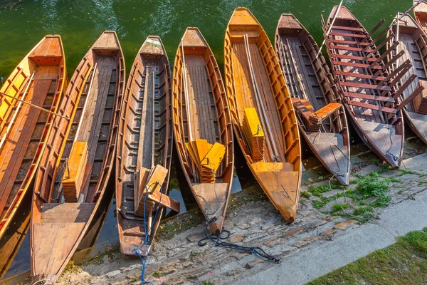 Tubingen, Almanya 'da Neckar nehri üzerinde Gondola