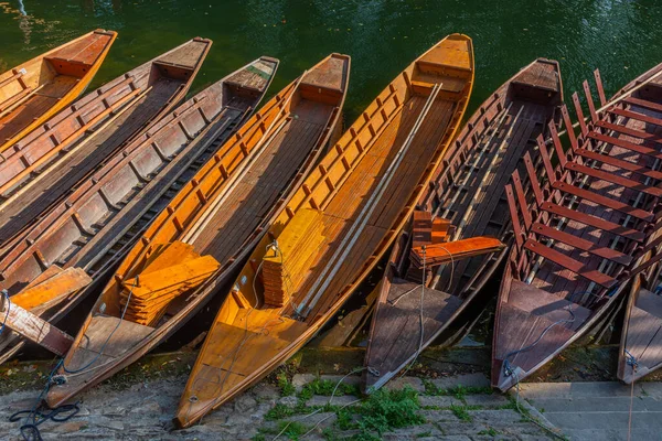 Tubingen, Almanya 'da Neckar nehri üzerinde Gondola