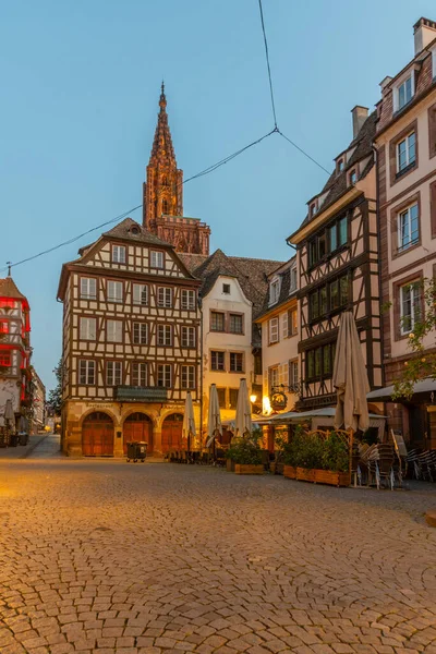 Strasbourg, Fransa 'daki hanımımızın katedralinin gün doğumu manzarası