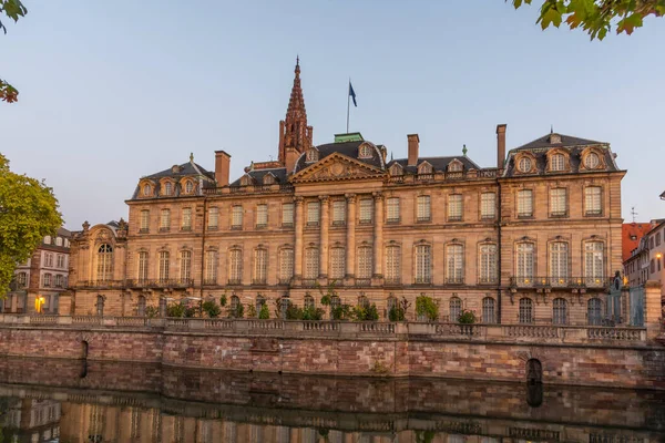 Soluppgången Syn Palais Rohan Reflekterar Över Vatten Strasbourg Frankrike — Stockfoto
