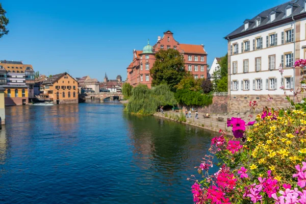 Frente Mar Canal Que Pasa Por Casco Antiguo Estrasburgo Francia —  Fotos de Stock