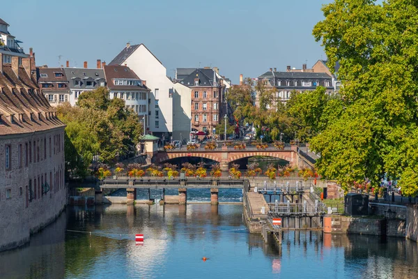Fransa 'nın eski Strasbourg kasabasından geçen bir kanalda su kilitleniyor