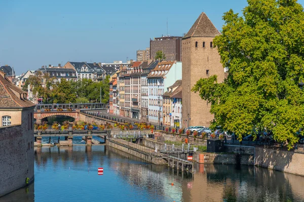 Fransa 'nın eski Strasbourg kasabasından geçen bir kanalda su kilitleniyor