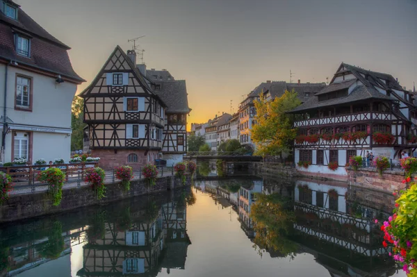 Almanya 'da Strazburg' da Petite France ilinde renkli evlerin günbatımı manzarası