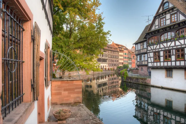 Almanya 'da Strazburg' da Petite France ilinde renkli evlerin günbatımı manzarası
