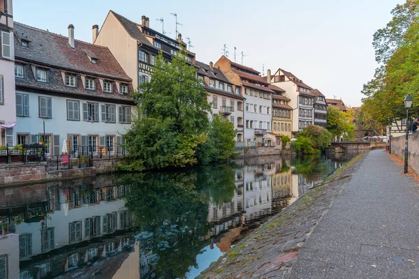 Almanya 'da Strazburg' da Petite France ilinde renkli evlerin günbatımı manzarası