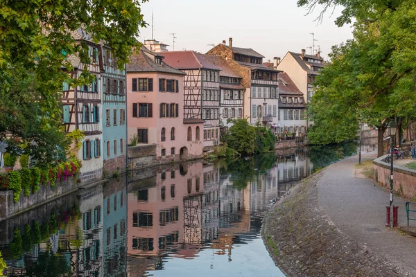 Almanya 'da Strazburg' da Petite France ilinde renkli evlerin günbatımı manzarası