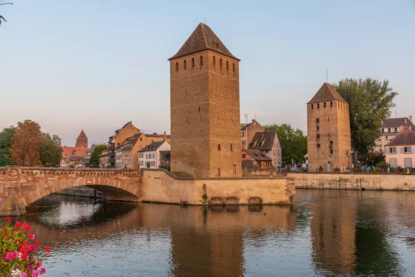 Fransa 'daki Strasbourg' da Ponts Couverts 'ün günbatımı görünümü