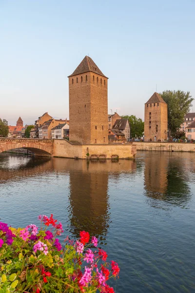 Fransa 'daki Strasbourg' da Ponts Couverts 'ün günbatımı görünümü