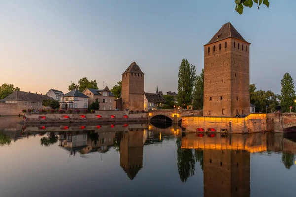 Fransa 'daki Strasbourg' da Ponts Couverts 'ün günbatımı görünümü