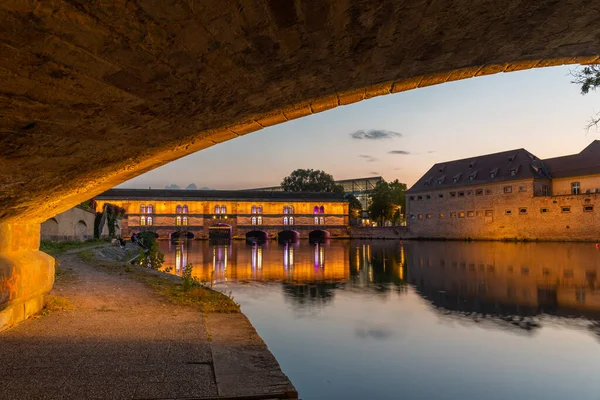 Strasbourge, Fransa 'daki Barage Vauban' ın gün batımı manzarası