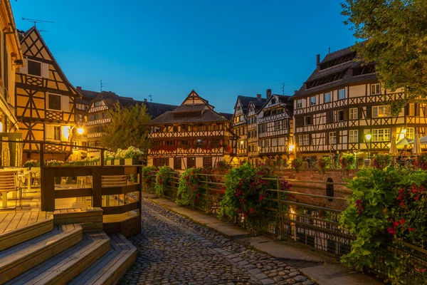 Almanya 'da Strazburg' da Petite France ilinde renkli evlerin günbatımı manzarası