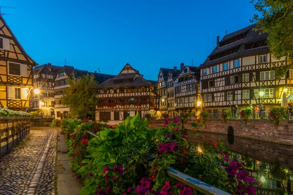 Almanya 'da Strazburg' da Petite France ilinde renkli evlerin günbatımı manzarası