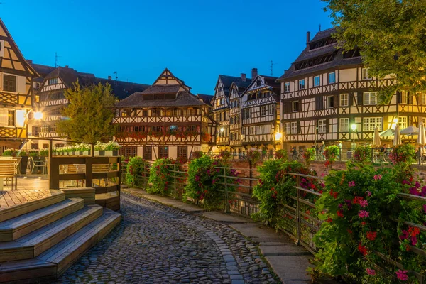 Almanya 'da Strazburg' da Petite France ilinde renkli evlerin günbatımı manzarası