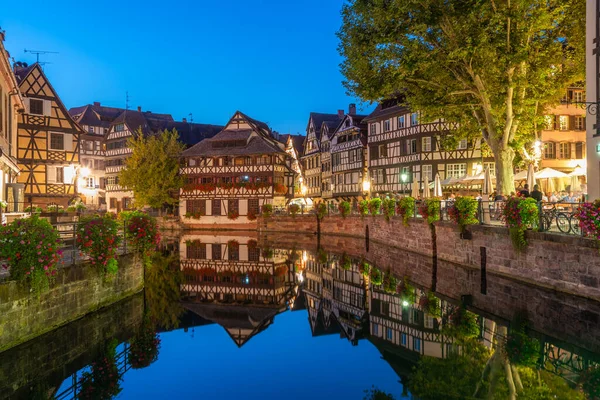 Almanya 'da Strazburg' da Petite France ilinde renkli evlerin günbatımı manzarası