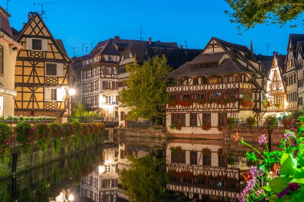 Almanya 'da Strazburg' da Petite France ilinde renkli evlerin günbatımı manzarası