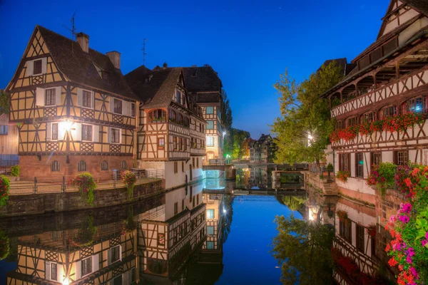Almanya 'da Strazburg' da Petite France ilinde renkli evlerin günbatımı manzarası