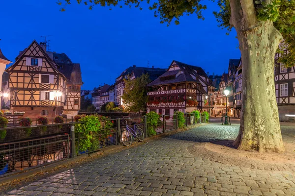 Almanya 'nın Strazburg eyaletinde Petite France ilinde renkli evlerin gün doğumu manzarası