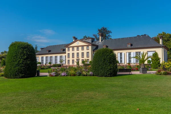 Fransa 'nın Strazburg kentindeki Parc de l' Orangerie 'deki turuncu bina.