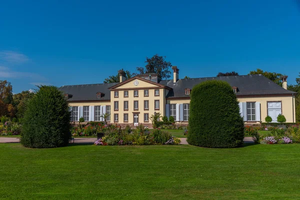 Fransa 'nın Strazburg kentindeki Parc de l' Orangerie 'deki turuncu bina.